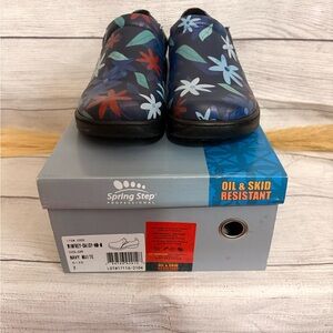 Spring Step Winfrey Daisy Professional Clogs in size 7